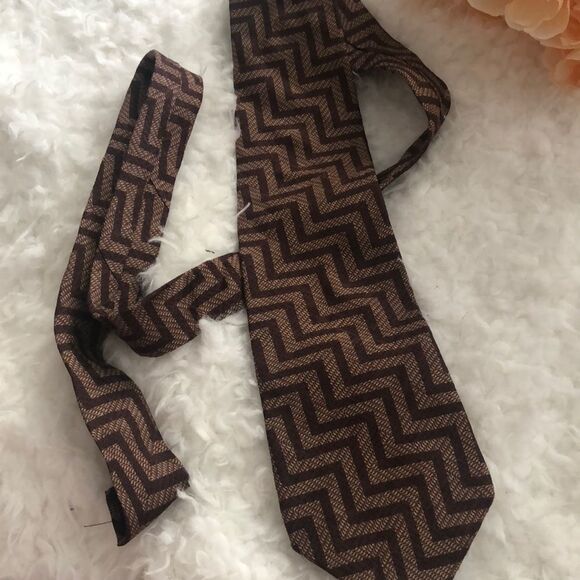 Bugatti Italian silk Brown pattern tie chevron - Picture 5 of 6